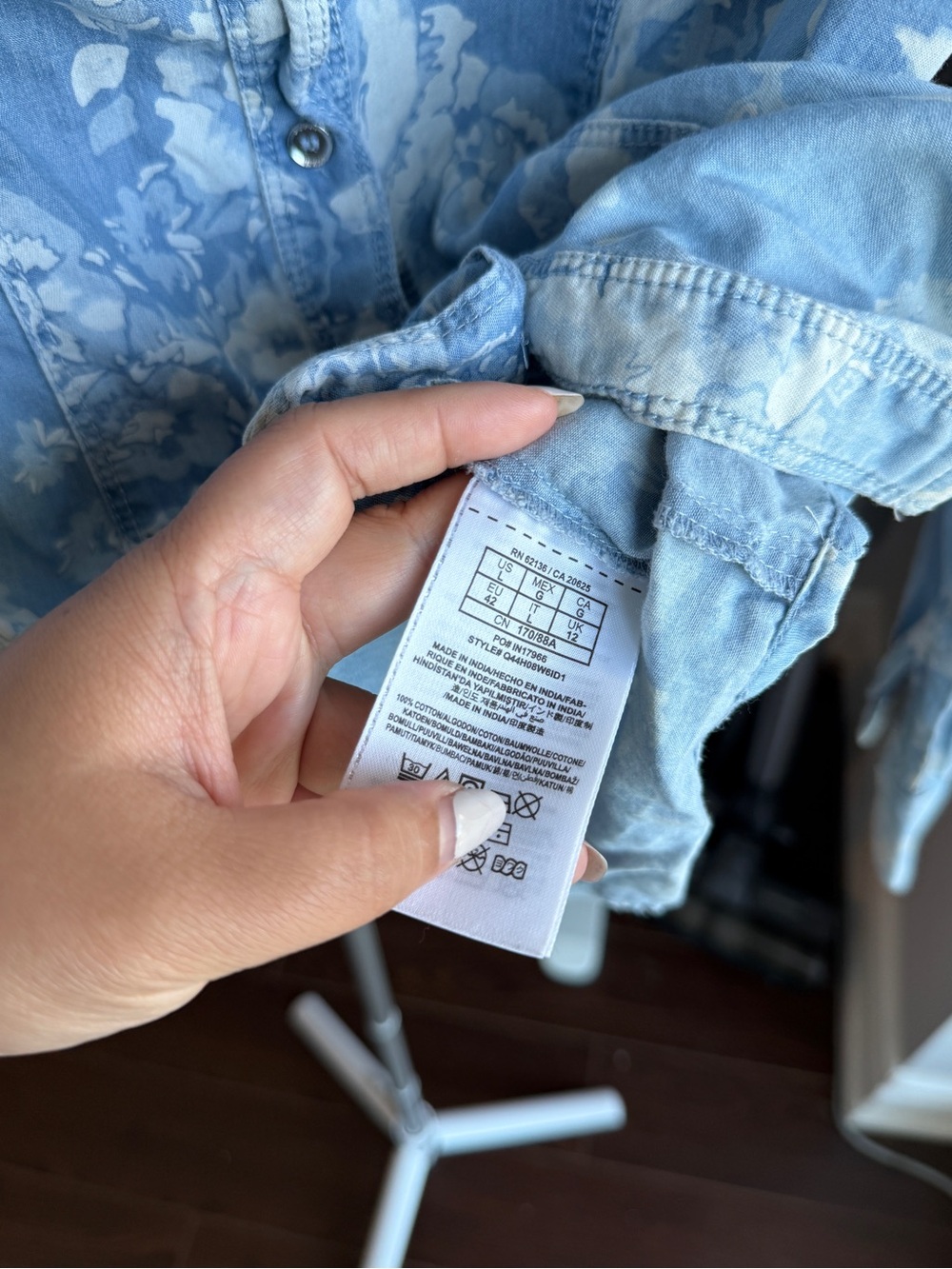 GUESS Western Chambray Coastal Light Blue Floral Button-Down Shirt size Large - Picture 3 of 4